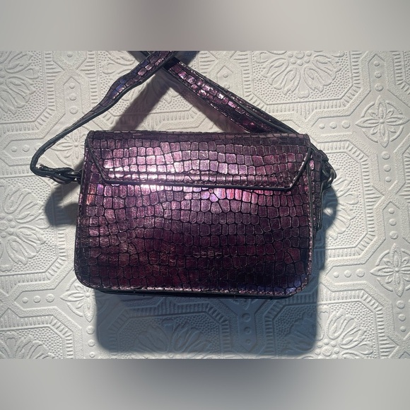 Emily and Noah Metallic Purple adjustable cross-body Purse - Picture 15 of 16